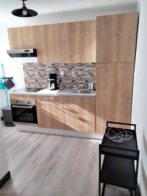 Een microgolfoven, een oven, een kookplaat