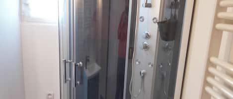 シャワー、タオル、トイレットペーパー