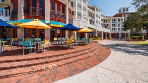 Un hôtel doté d’une terrasse et d’un patio en briques.