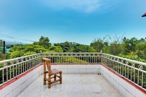 24-inch LED TV with cable channels - Jaflong Green Resort (Gowainghat)