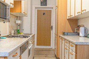 Basic-Apartment | Eigene Küche | Kühlschrank, Mikrowelle, Ofen, Herdplatte