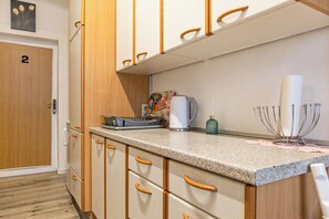 Lägenhet Basic | Eget kök | Kylskåp, mikrovågsugn, ugn och spishäll