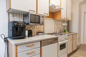 Lägenhet Basic | Eget kök | Kylskåp, mikrovågsugn, ugn och spishäll