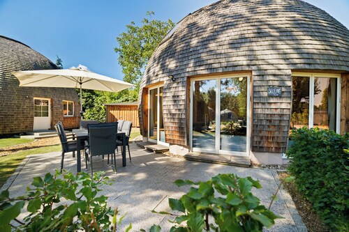 Kugelhaus Selene – Rundes Design, Kaminfeuer & Terrasse am Tollensesee