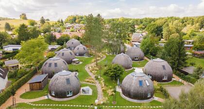 Kugelhaus Selene – Rundes Design, Kaminfeuer & Terrasse am Tollensesee