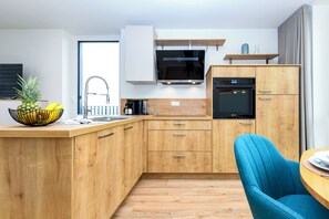 Fridge, oven, stovetop, dishwasher