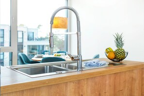 Kjøleskap, ovn, kokeplater og oppvaskmaskin