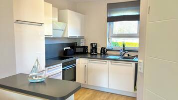 Kühlschrank, Mikrowelle, Herdplatte, Geschirrspüler