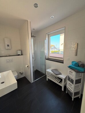 Chuveiro, secador de cabelo, sabonete, papel higiênico