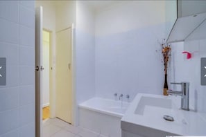 Dusch, handdukar och toalettpapper