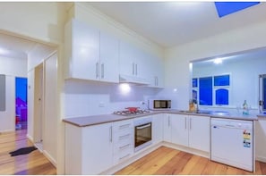 Private kitchen - Cozy Budget Home in Balwyn - Quiet & Close to Melbourne CBD (Balwyn)