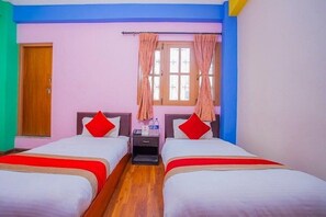 Double or Twin Room | Meja, ruang kerja komputer riba, Wi-fi percuma 