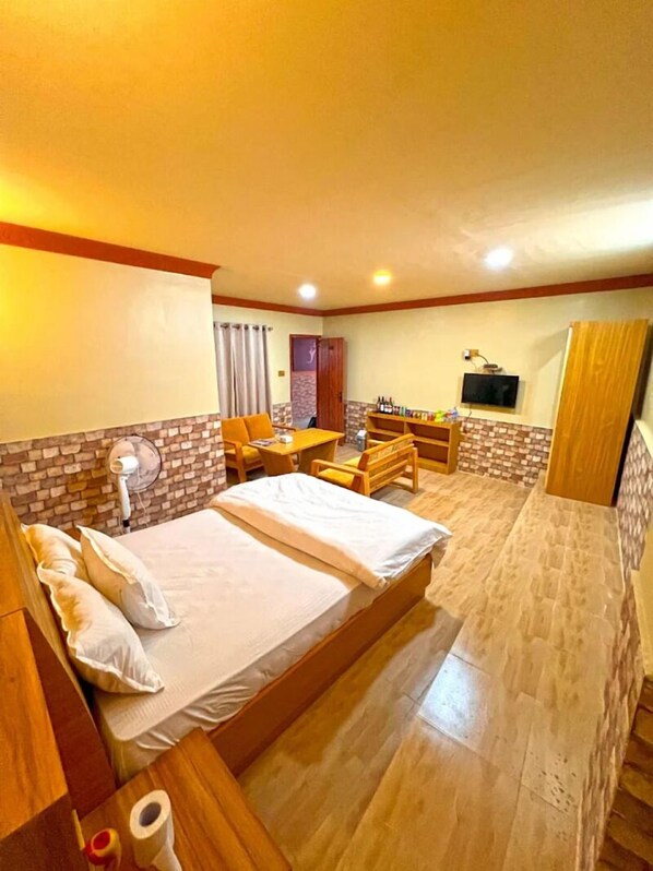 Deluxe Double or Twin Room | Meja, ruang kerja komputer riba, Wi-fi percuma 