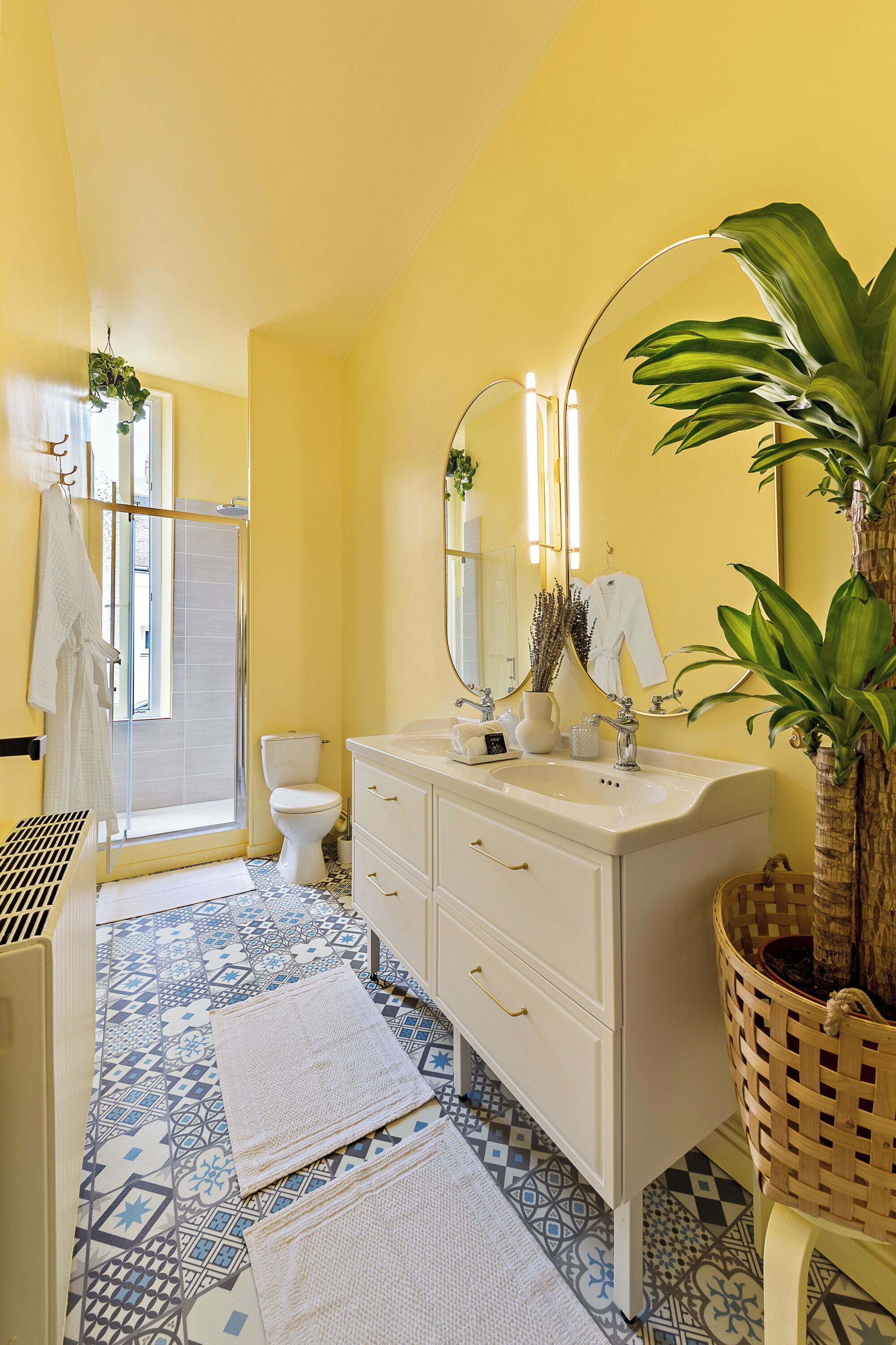 Douche, serviettes fournies, savon, papier toilette