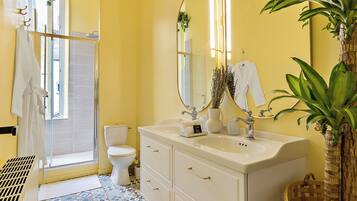 Douche, serviettes fournies, savon, papier toilette