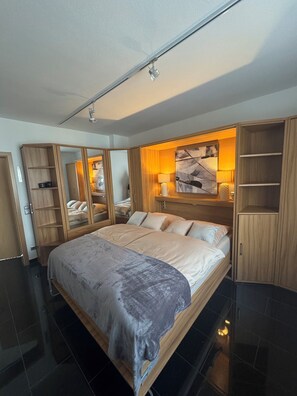 Caja de seguridad en la habitación y escritorio 