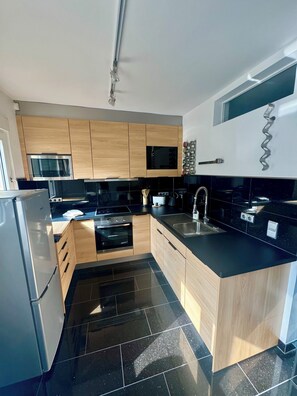 Réfrigérateur, micro-ondes, four, plaque de cuisson