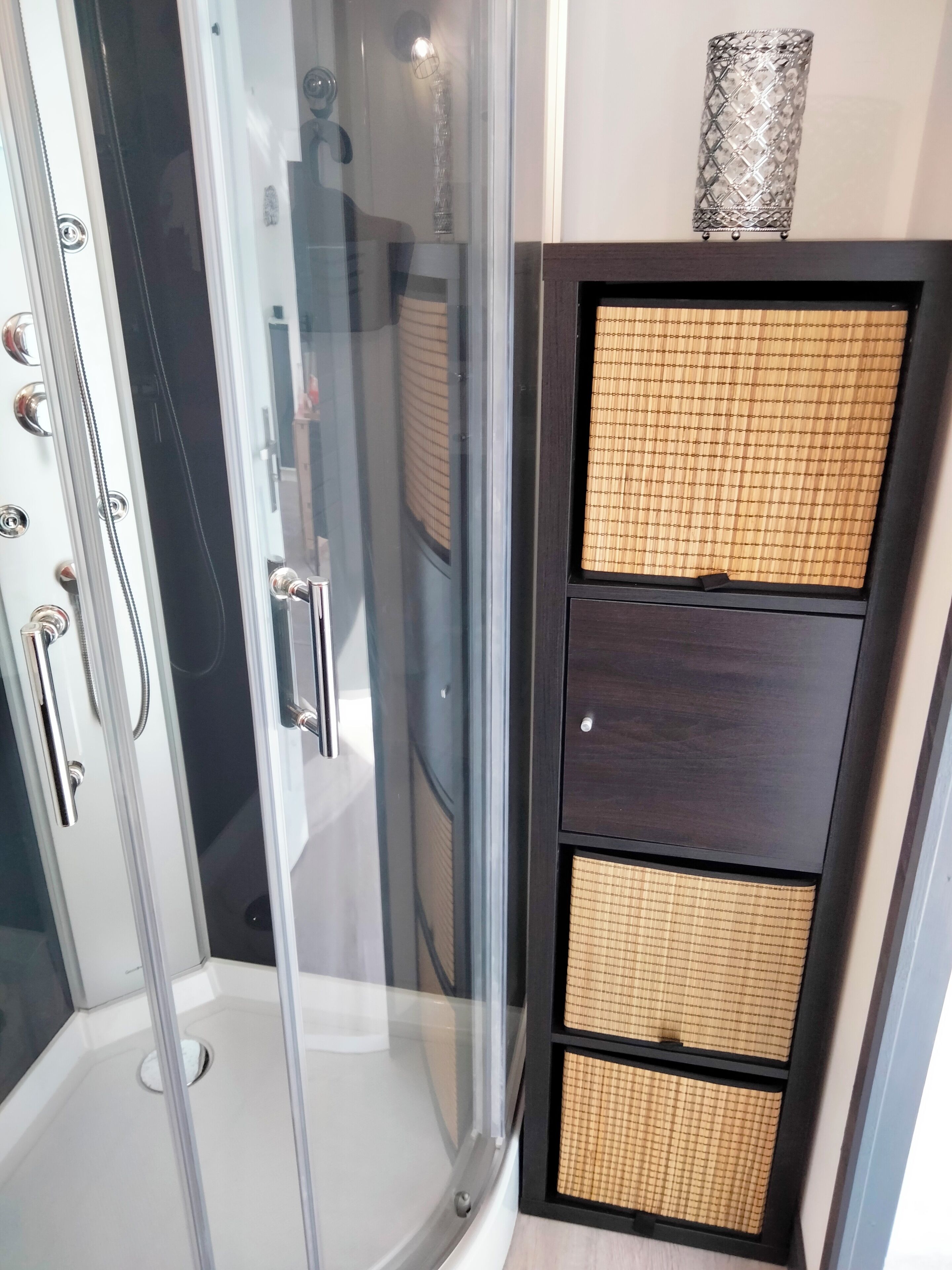 Douche, serviettes fournies, savon, papier toilette
