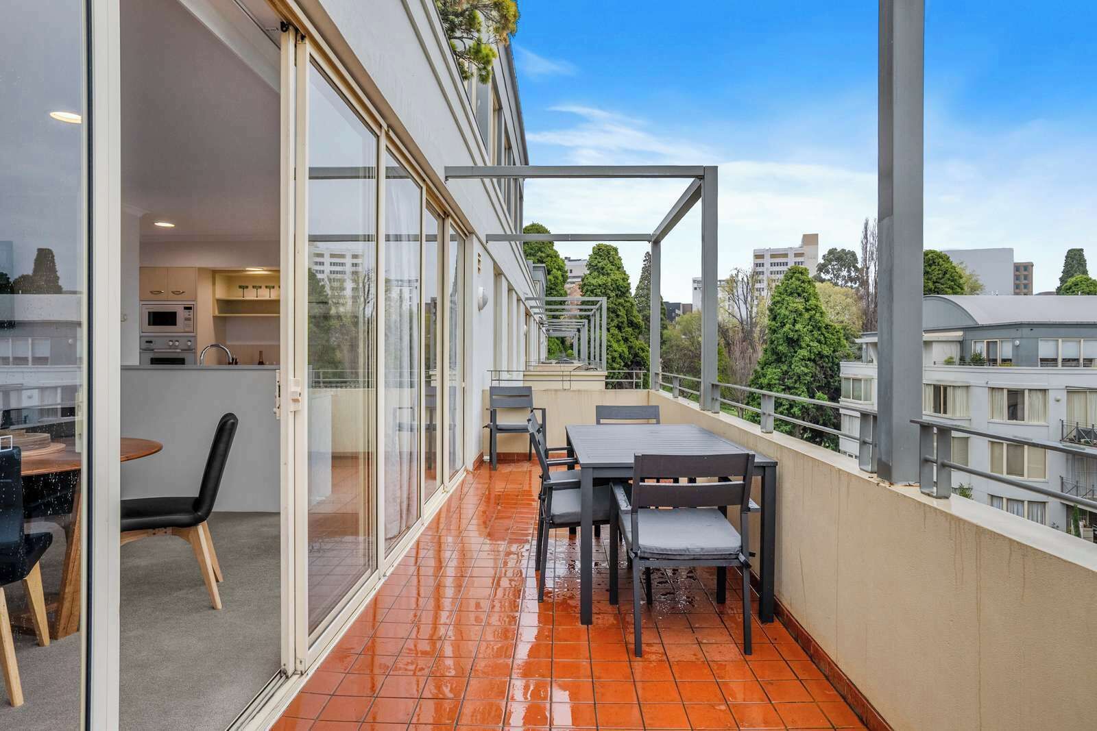 تناول الطعام بالخارج