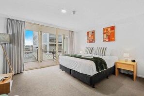 2 Schlafzimmer, Schreibtisch, Bügeleisen/Bügelbrett, Reisekinderbett