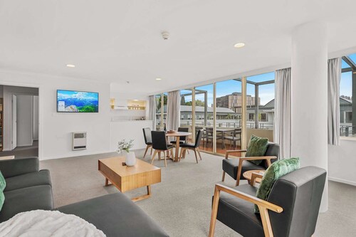 Stay by Salamanca, Battery Point, secure parking.