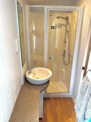 Shower, hair dryer, toilet paper - Mobile home "Möwe am Geiseltalsee (Mücheln (Geiseltal))