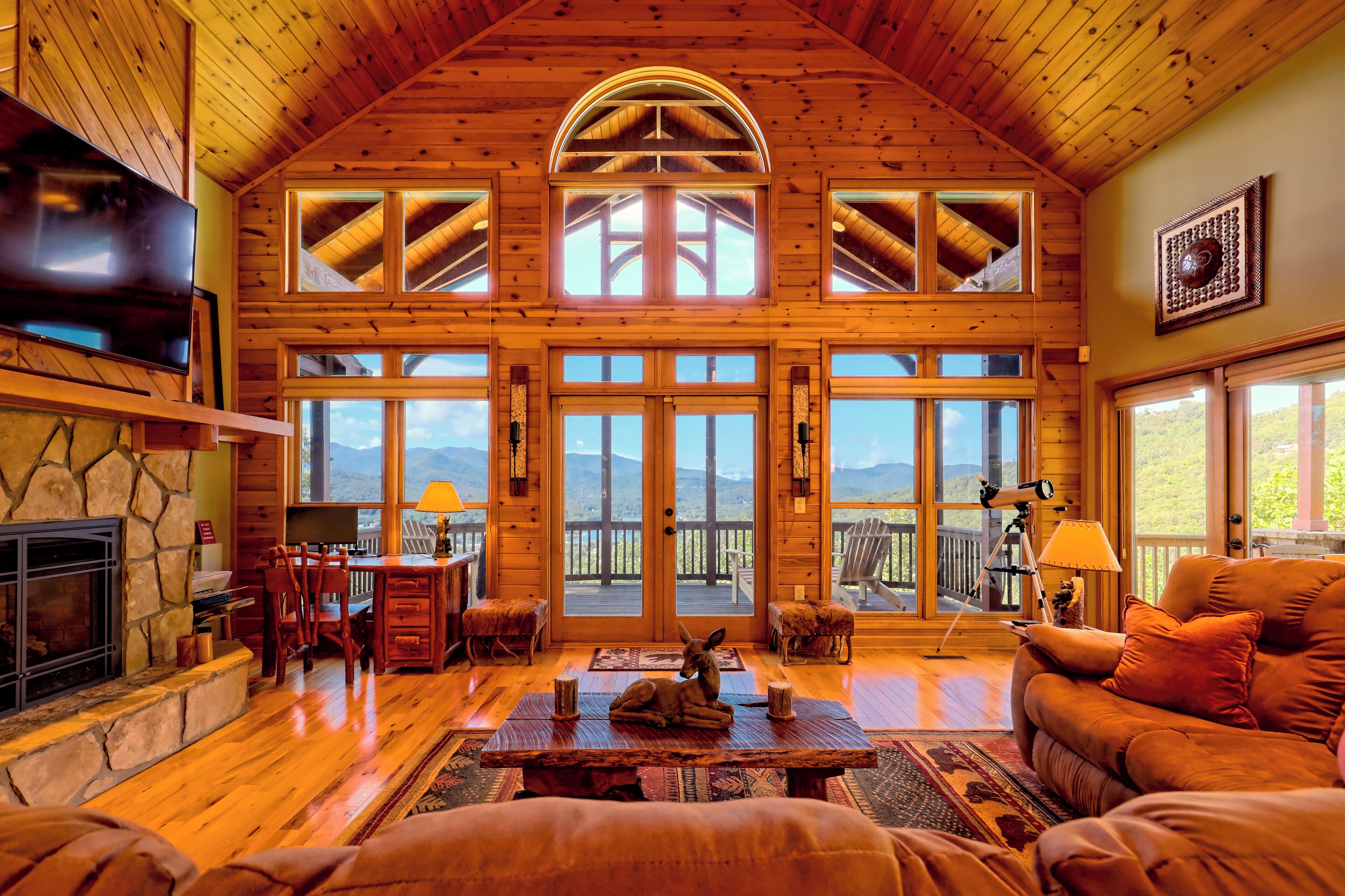 スマートテレビ、暖炉、書斎 / ワークスペース、PC モニター