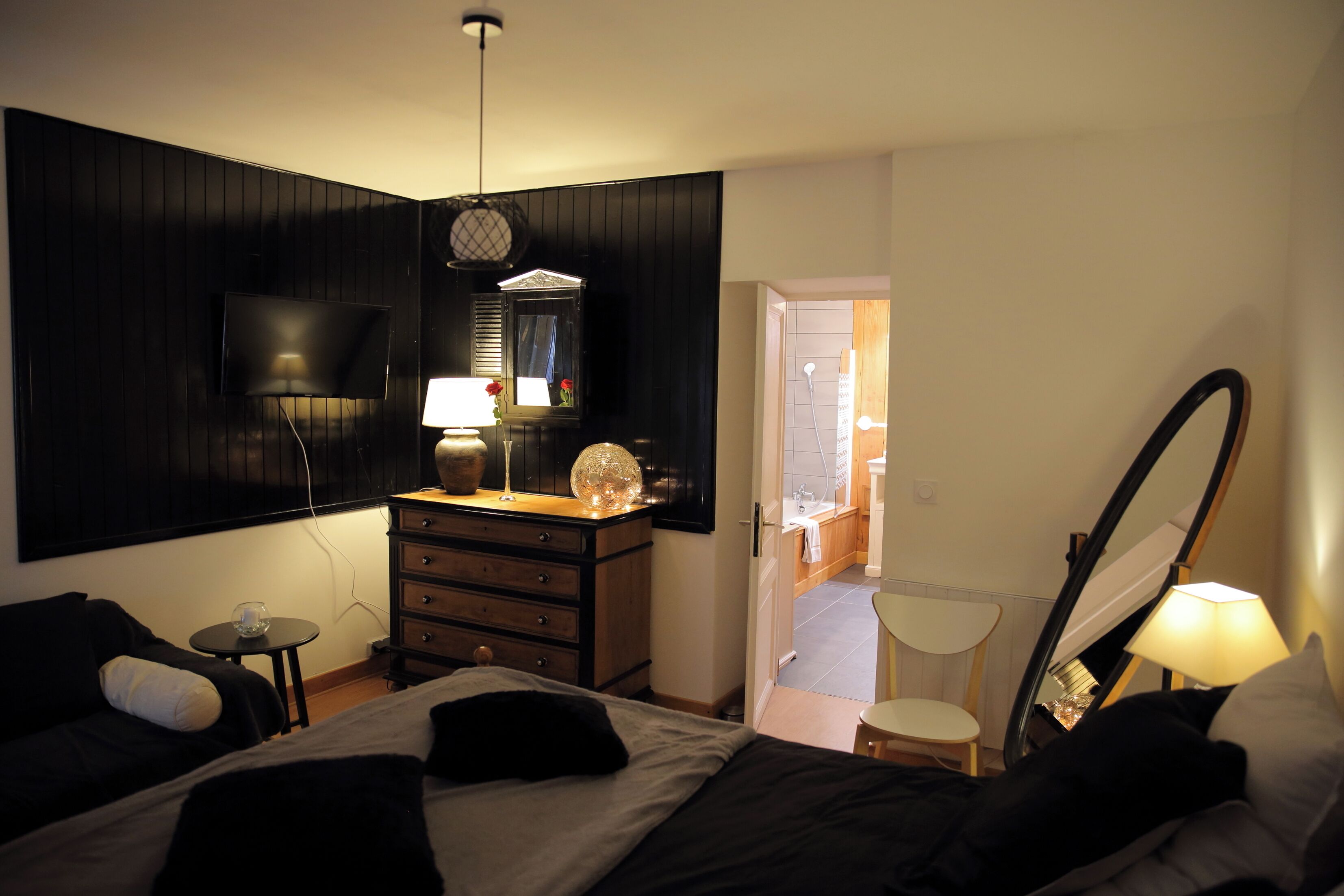 3 habitaciones, tabla de planchar con plancha y cuna de viaje 