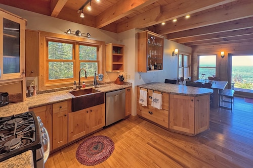 Shooting Star  |  Stylish Cabin on the Big Water