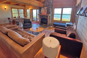 TV connectée, cheminée, lecteur de DVD