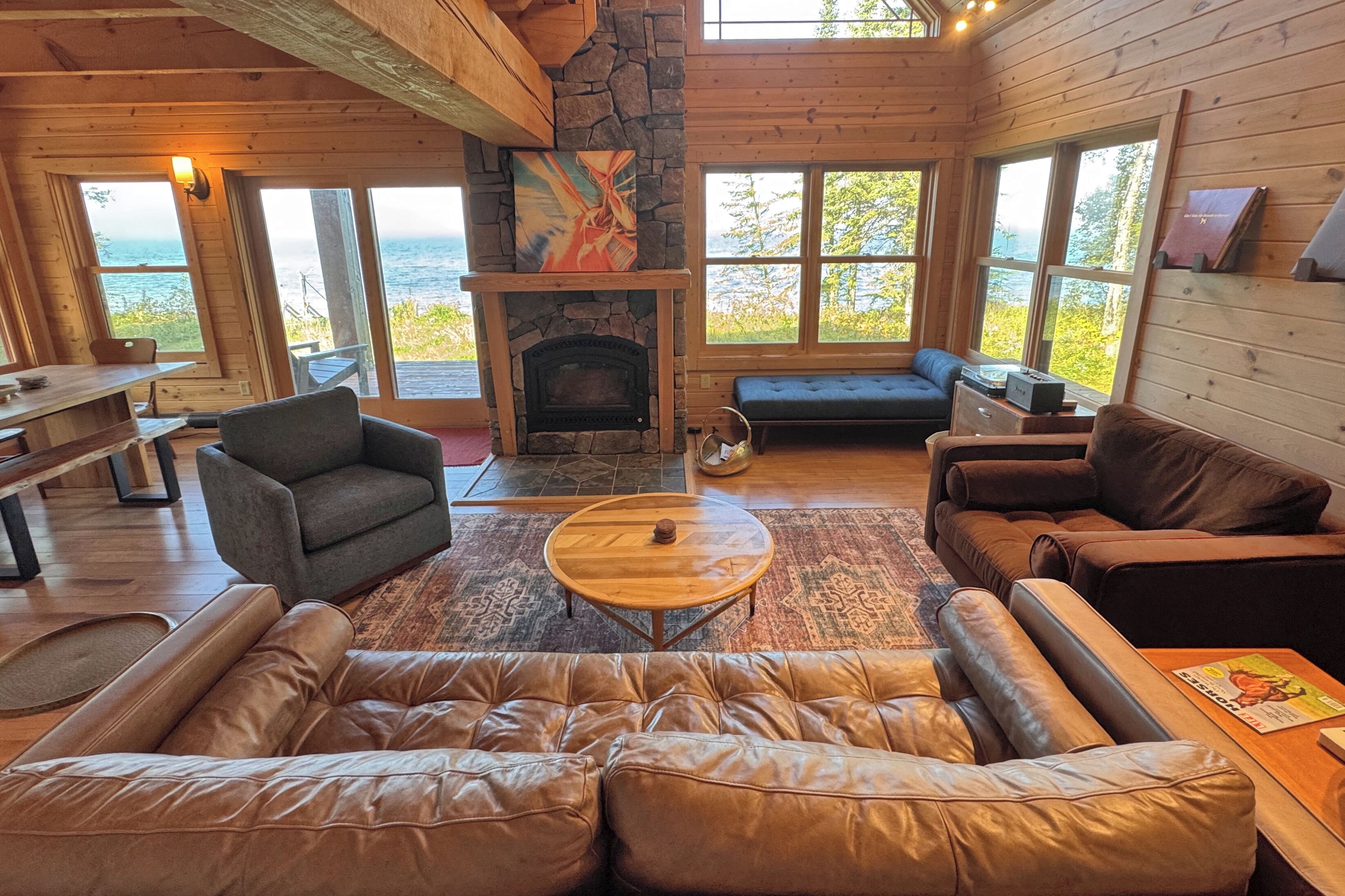 Smart TV, chimenea y reproductor de DVD 