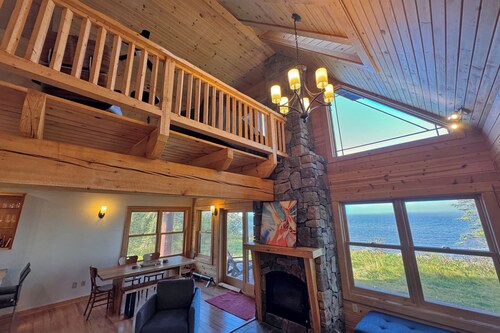 Shooting Star  |  Stylish Cabin on the Big Water