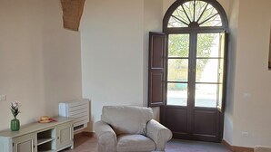 Amplia sala de estar con un techo abovedado, un ventanal con vistas y una mesa de centro moderna.