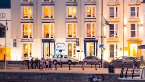 A hotel with multiple floors, a prominent entrance, and a sign for 'Gwesty Richmond Hotel'. - Richmond Hotel (Aberystwyth)