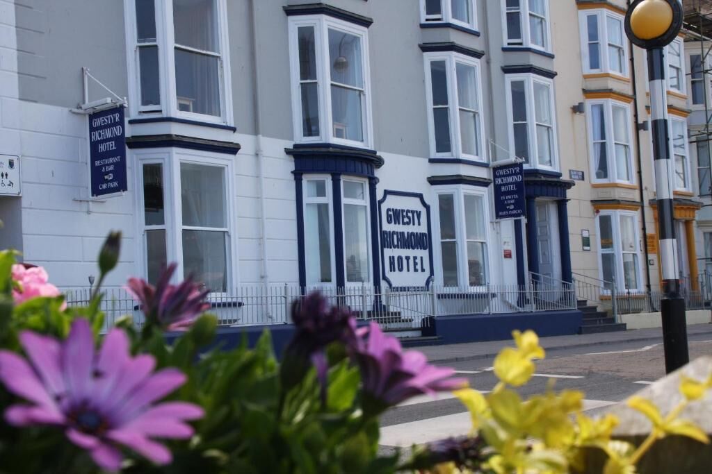 A row of buildings with signs for 'Gwesty Richmond Hotel' and 'Gwesty Richmond Hotel Restaurant & Bar'.