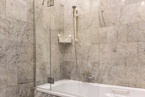 Basic Apartment | Bathroom | Combined shower/bathtub, free toiletries, hair dryer, towels - Luxury 6BR Apt near Millennium City (Vienna)