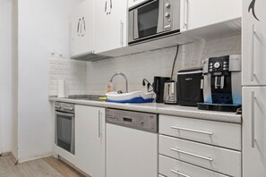 Lägenhet Basic | Eget kök | Kylskåp, mikrovågsugn, ugn och spishäll