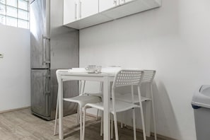 Lägenhet Basic | Eget kök | Kylskåp, mikrovågsugn, ugn och spishäll