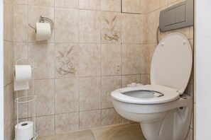 Lägenhet Basic | Badrum | Badkar/dusch, gratis toalettartiklar, hårtork och handdukar