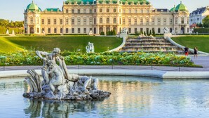 A grand building with a large fountain in the foreground. - Luxury 6BR Apt near Millennium City (Vienna)