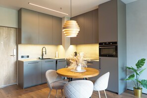 Deluxe Studio, Balcony, Park View | Private kitchen | Mini-fridge, stovetop, espresso maker, electric kettle - Nemunas Aparthotel (Druskininkai)