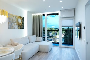 Deluxe Apartment, Balcony, Park View