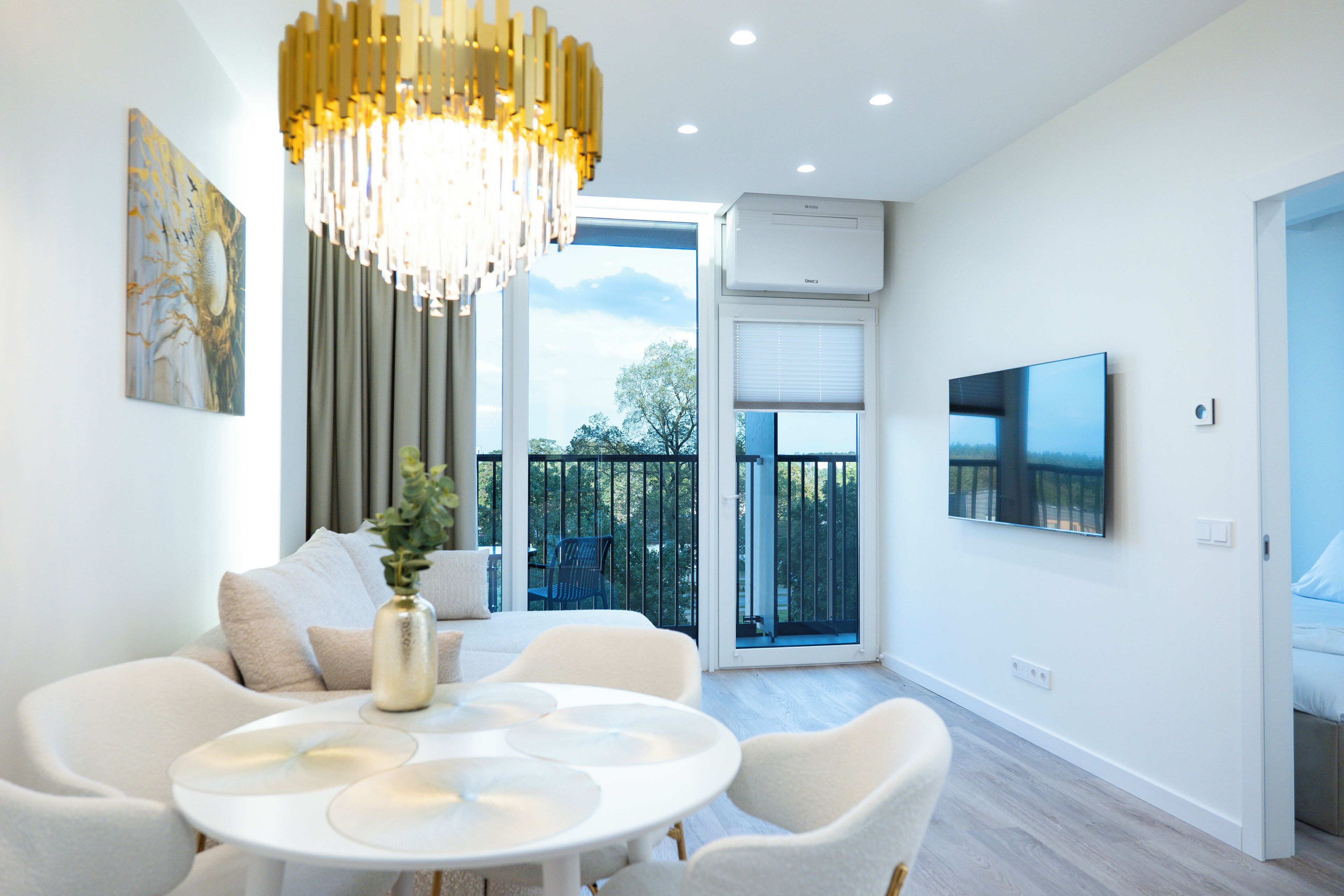 Deluxe-lejlighed - balkon - parkudsigt | Opholdsområde | 90-centimeters fladskærms-tv med digitale kanaler