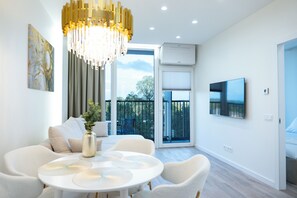 디럭스 아파트, 발코니, 공원 전망 | 거실 공간 | 디지털 채널 시청이 가능한 90cm 평면 TV, 바닥 난방/온돌