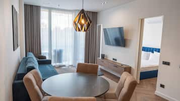 Deluxe Apartment | Blackout curtains, soundproofing, iron/ironing board, free WiFi