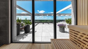 A modern balcony with a clear view of the sky and distant landscape. - Nemunas Aparthotel (Druskininkai)