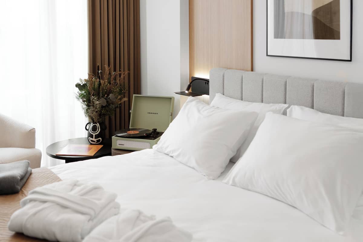 Verdunkelungsvorhänge, schallisolierte Zimmer, Bügeleisen/Bügelbrett