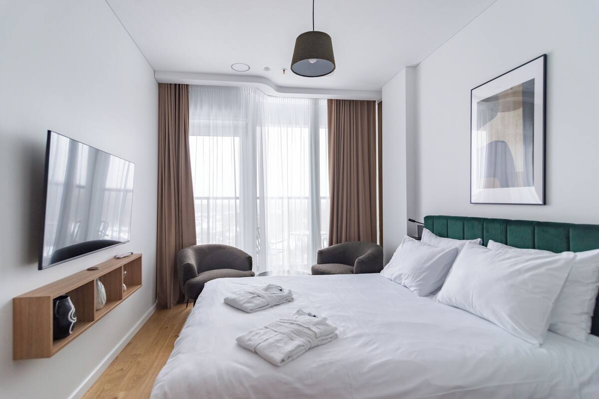Panorama studio, balkon, uitzicht op de stad | Hypoallergeen beddengoed, verduisterende gordijnen, geluiddichte muren