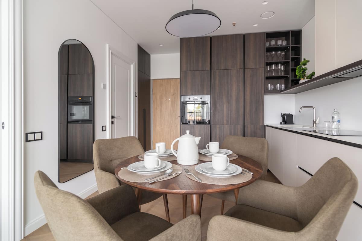 Deluxe appartement | Woonruimte | Een 100-cm flatscreentelevisie met digitale zenders en een open haard