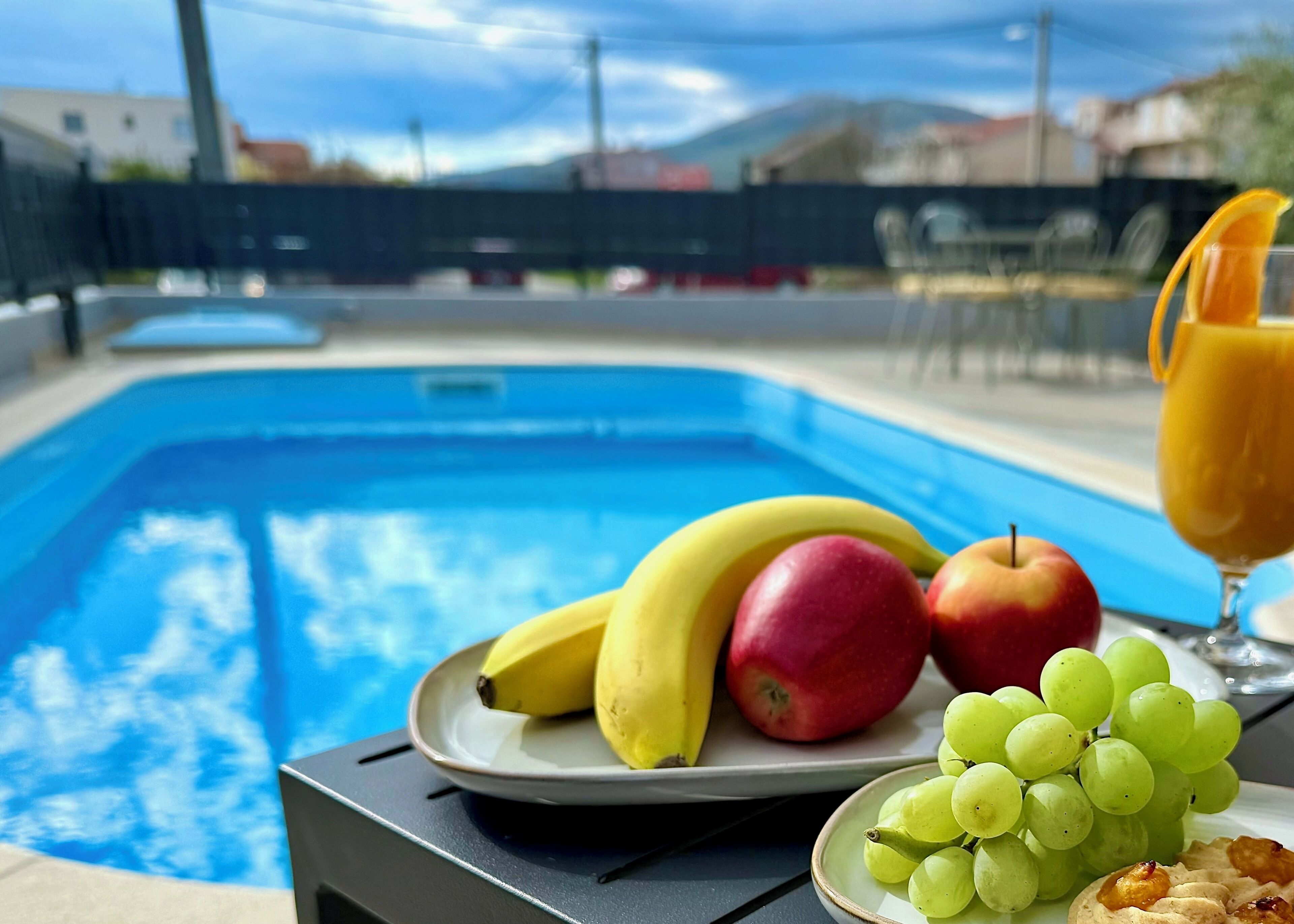 Utendørsbasseng og et oppvarmet basseng